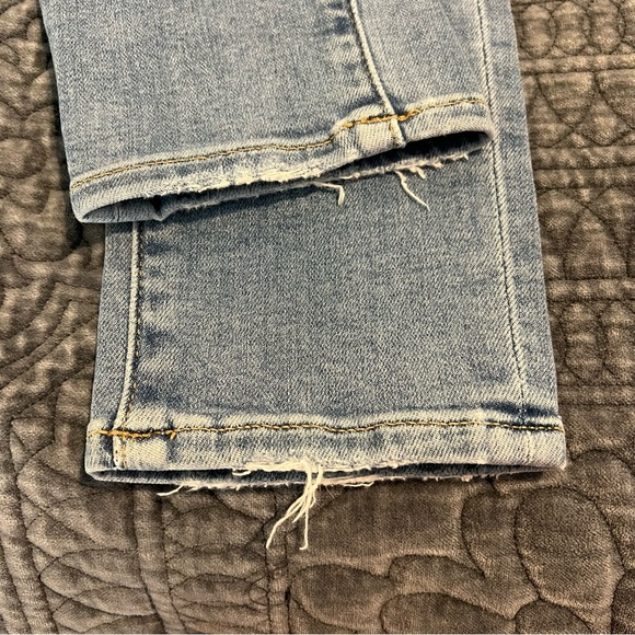 LOFT High Rise Skinny Distressed Jean. Light wash 4/27 - Picture 12 of 14